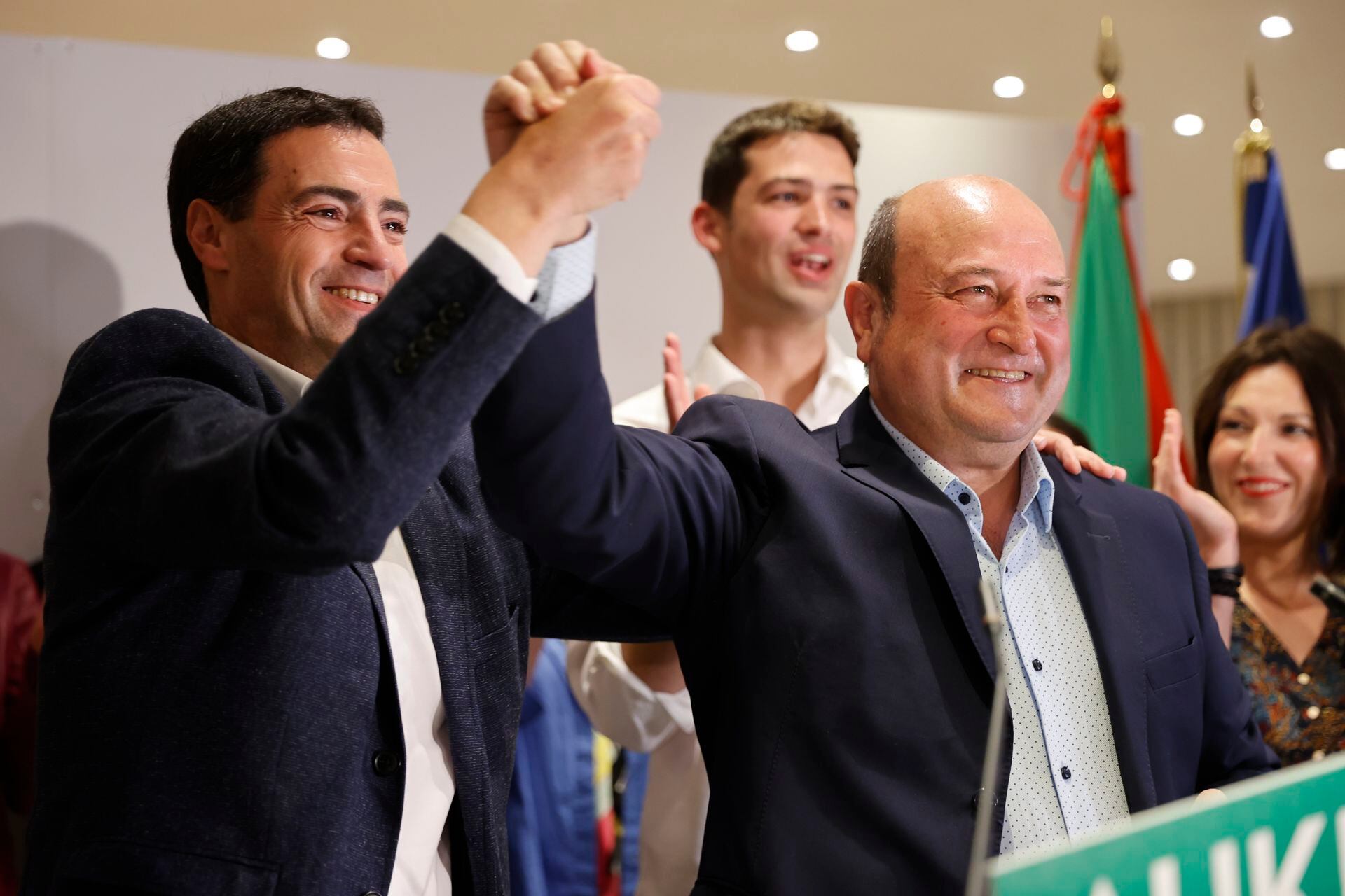 El candidato a lehendakari del PNV, Imanol Pradales (i), y el presidente del PNV Andoni Ortuzar (d) celebran los resultados electorales vascos. (EFE/Luis Tejido)