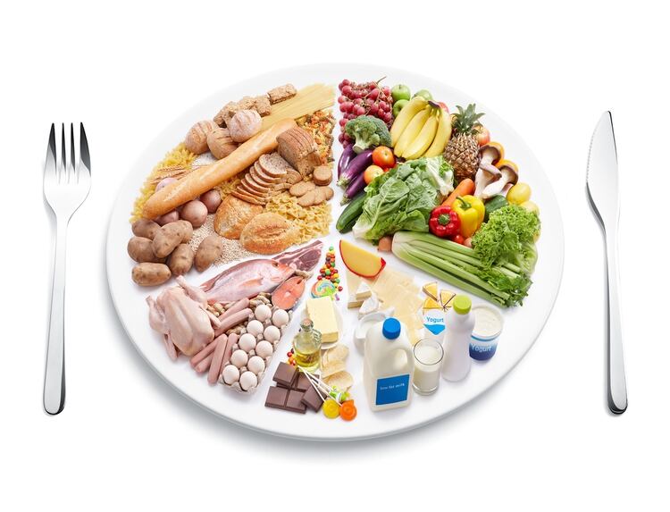 En los momentos de alto calor, la especialista dice que no se debe saltear ninguna de las cuatro comidas: desayuno, almuerzo, merienda y cena (Shutterstock)