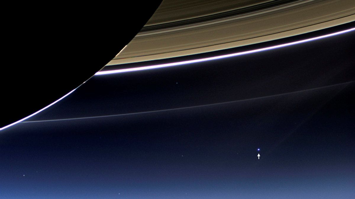 En esta foto del 19 de julio de 2013 se puede ver a Saturno en primer plano y a la Tierra como un punto distante con brillo. REUTERS/NASA/Handout via Reuters/File Photo