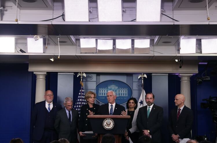 El vicepresidente de los Estados Unidos Mike Pence durante la conferencia de prensa de ayer