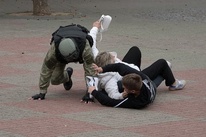 Las fuerzas de seguridad bielorrusas reprimen violentamente a los manifestantes (BelaPAN vía REUTERS)