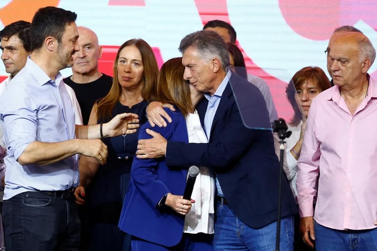 Mauricio Macri saluda a Patricia Bullrich, el domingo pasado luego de la derrota electoral