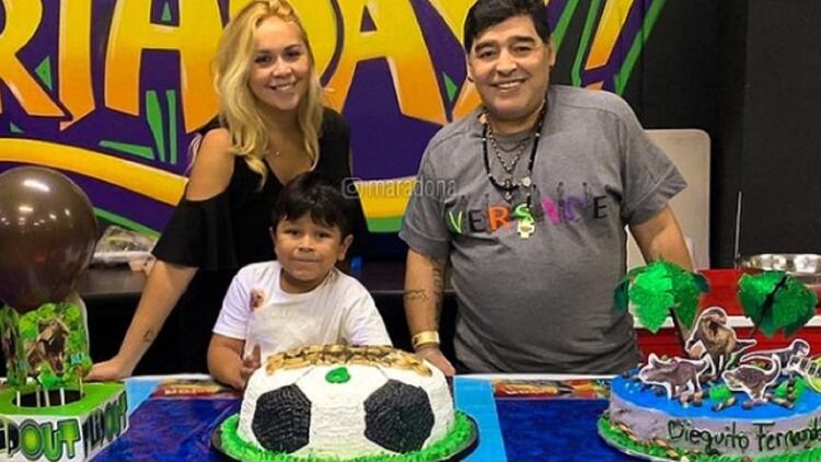 Verónica Ojeda, Diego Maradona y Dieguito Fernando, en el festejo de cumpleaños número seis del pequeño
