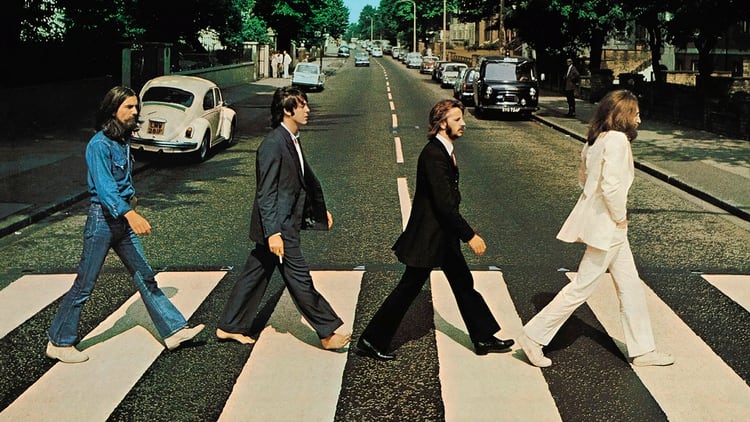 La famosa tapa de Abbey Road fue la más analizada por quienes sostenían la teoría de su muerte (Shutterstock)
