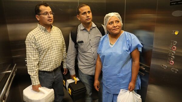 El doctor Luis Palma y parte de su equipo, el médico Romel Zamudio y la enfermera Zulma Arones