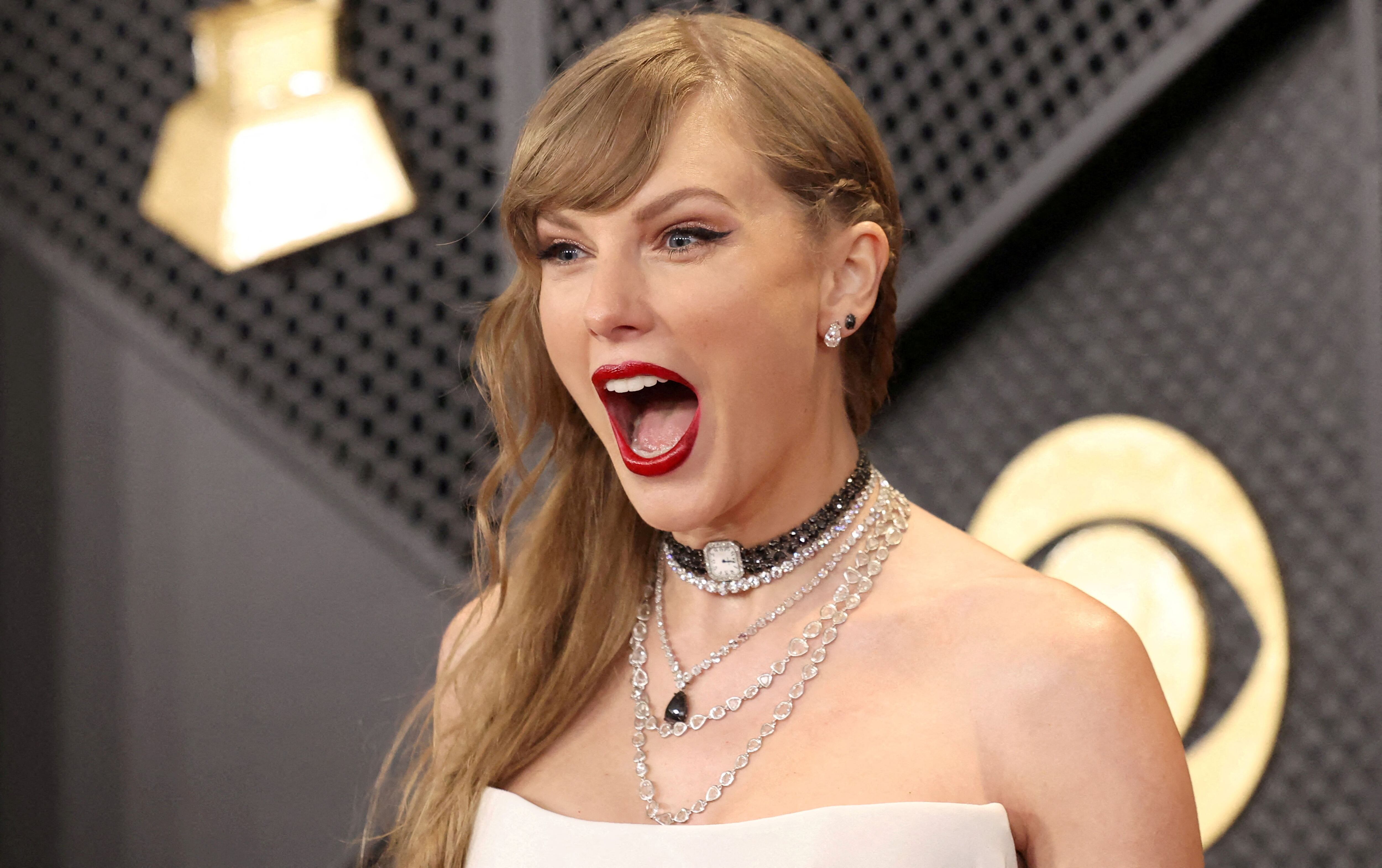 Taylor Swift en la alfombra roja de los Grammy 2024 (REUTERS/Mario Anzuoni/File Photo/File Photo)