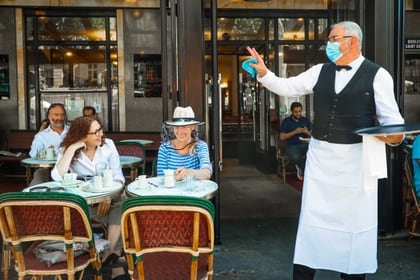 Un mozo en Francia (EFE/EPA/CHRISTOPHE PETIT TESSON)