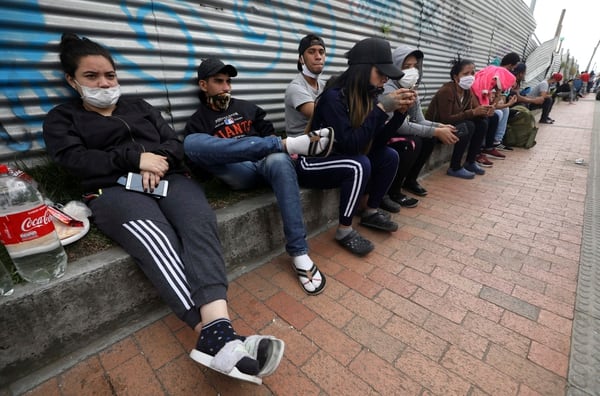 En esta imagen del 30 de abril de 2020, migrantes venezolanos esperando a los autobuses que les llevarán a la frontera venezolana, en Bogotá, Colombia. Los migrantes quieren regresar a su país porque dicen que no pudieron encontrar trabajo por el cierre de negocios ordenado en Colombia para combatir el coronavirus. (AP Foto/Fernando Vergara)