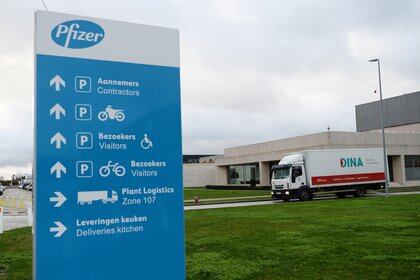 A refrigerated truck leaves the Pfizer plant in Puurs, amid the coronavirus disease (COVID-19) outbreak, Belgium, December 22, 2020. REUTERS/Johanna Geron