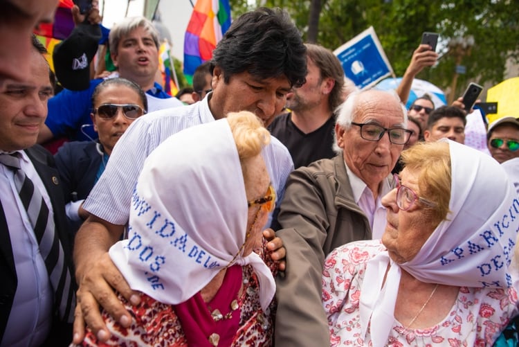 Evo Morales con las Abuelas de Plaza de Mayo
