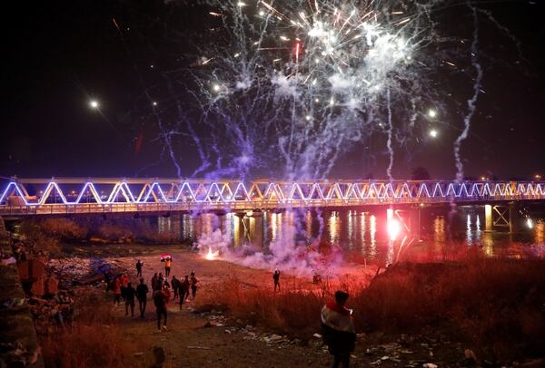 También hubo festejos en Mosul, Irak (REUTERS/Abdullah Rashid)