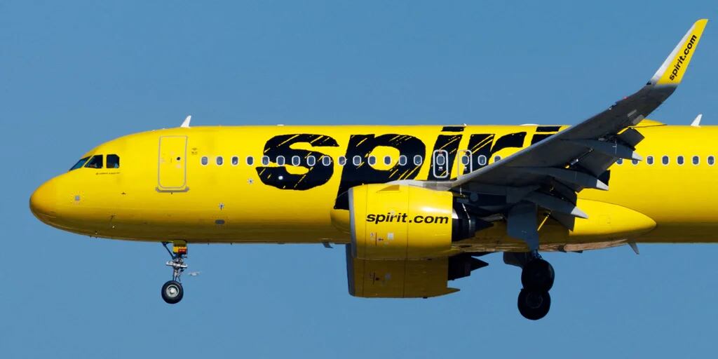 Estupor en un vuelo de Spirit Airlines por un líquido misterioso que se desparramó por el piso desde un baño 