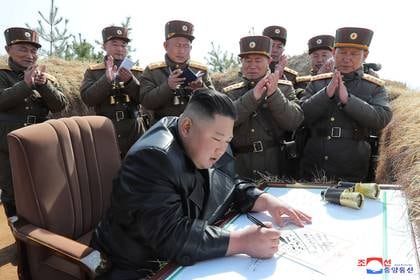 Kim Jong-un conduce la competencia de fuego de artillería en esta imagen publicada por la Agencia Central de Noticias de Corea del Norte (KCNA) el 20 de marzo de 2020. Fue una de las últimas imágenes públicas del dictador (Reuters)
