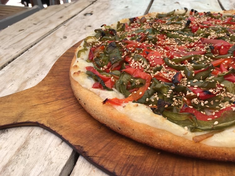 La pizza vegana la podes armar vos a tu gusto o las que ya vienen armadas 