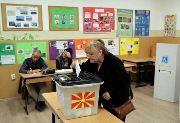 Una mujer vota en una escuela de la capital Skopje (REUTERS/Marko Djurica)