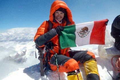 La alpinista mexicana escaló los trs picos más altos del mundo en tiempo récord (Foto: Twitter@gwr_es)