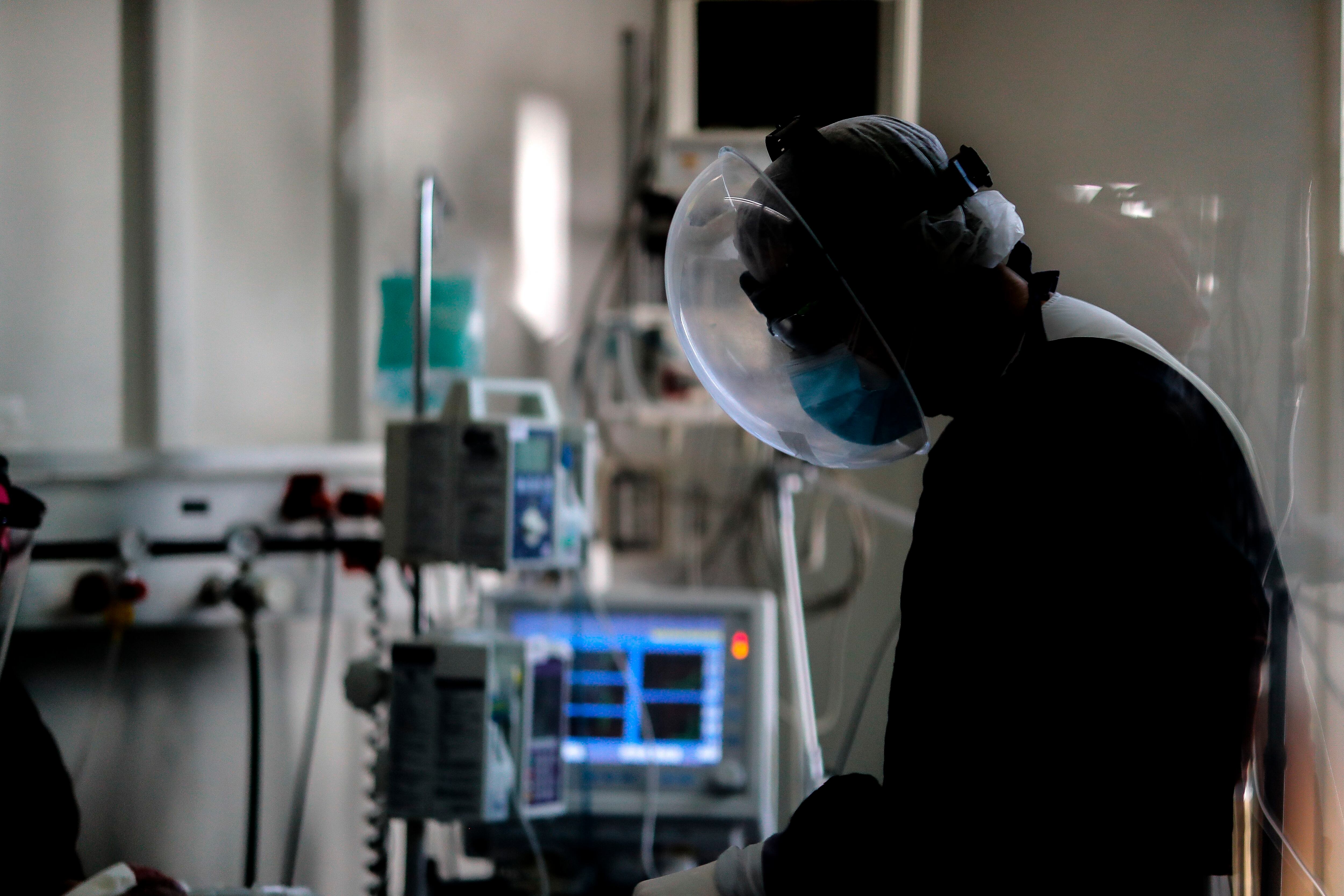 Personal medico realiza controles a sus pacientes en una Unidad de Cuidados Intensivos en un hospital de Buenos Aires. EFE/Juan Ignacio Roncoroni/Archivo
