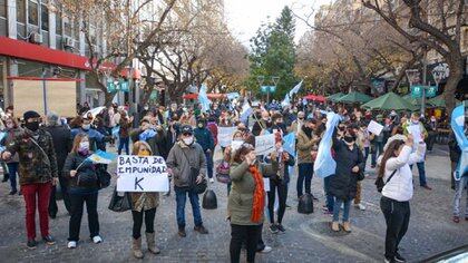 Banderazo, en Mendoza. La protesta en varios puntos del país aumentó el malestar del Gobierno.