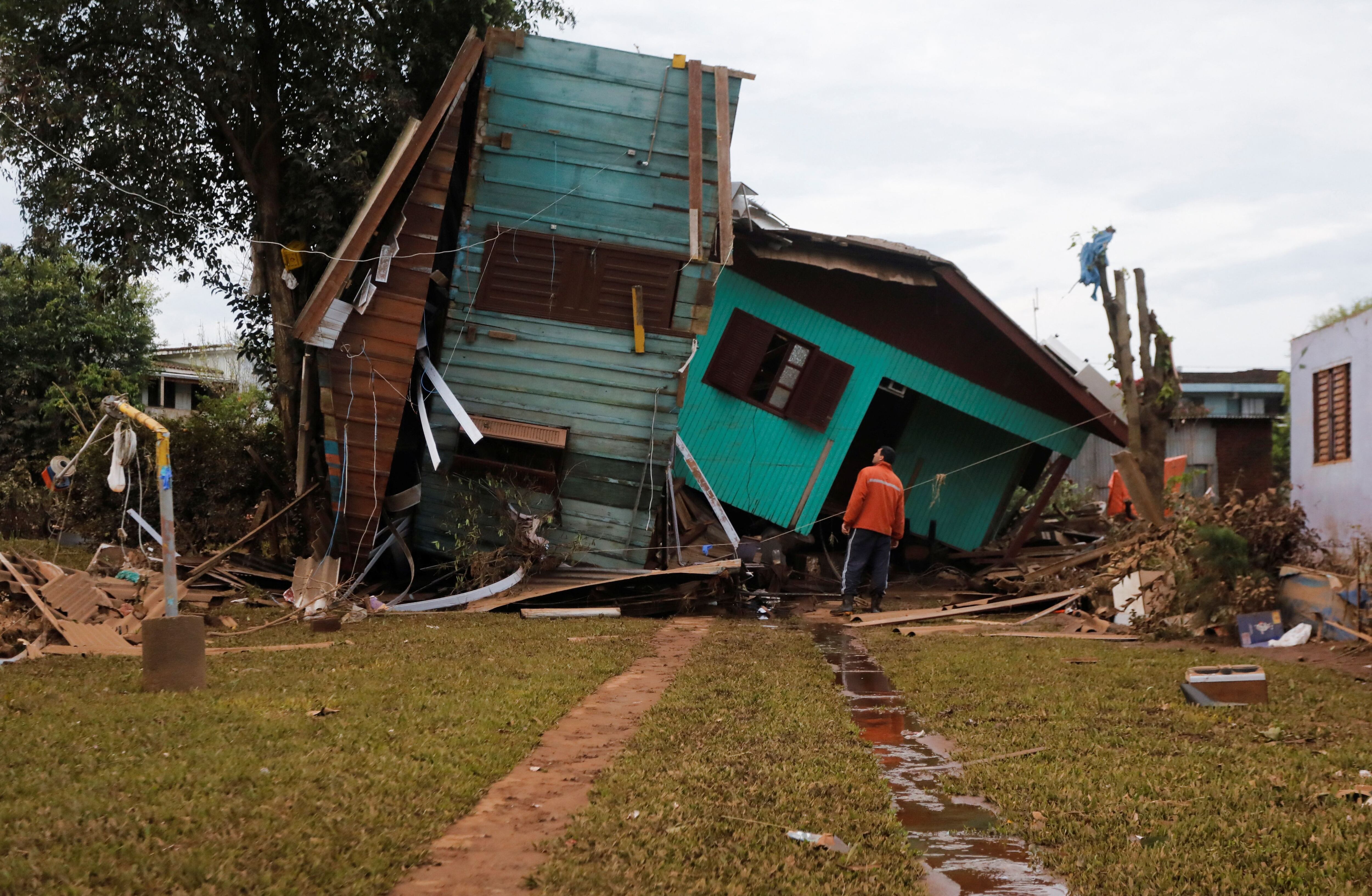 Una persona junto a casas destruidas  (REUTERS/Diego Vara)