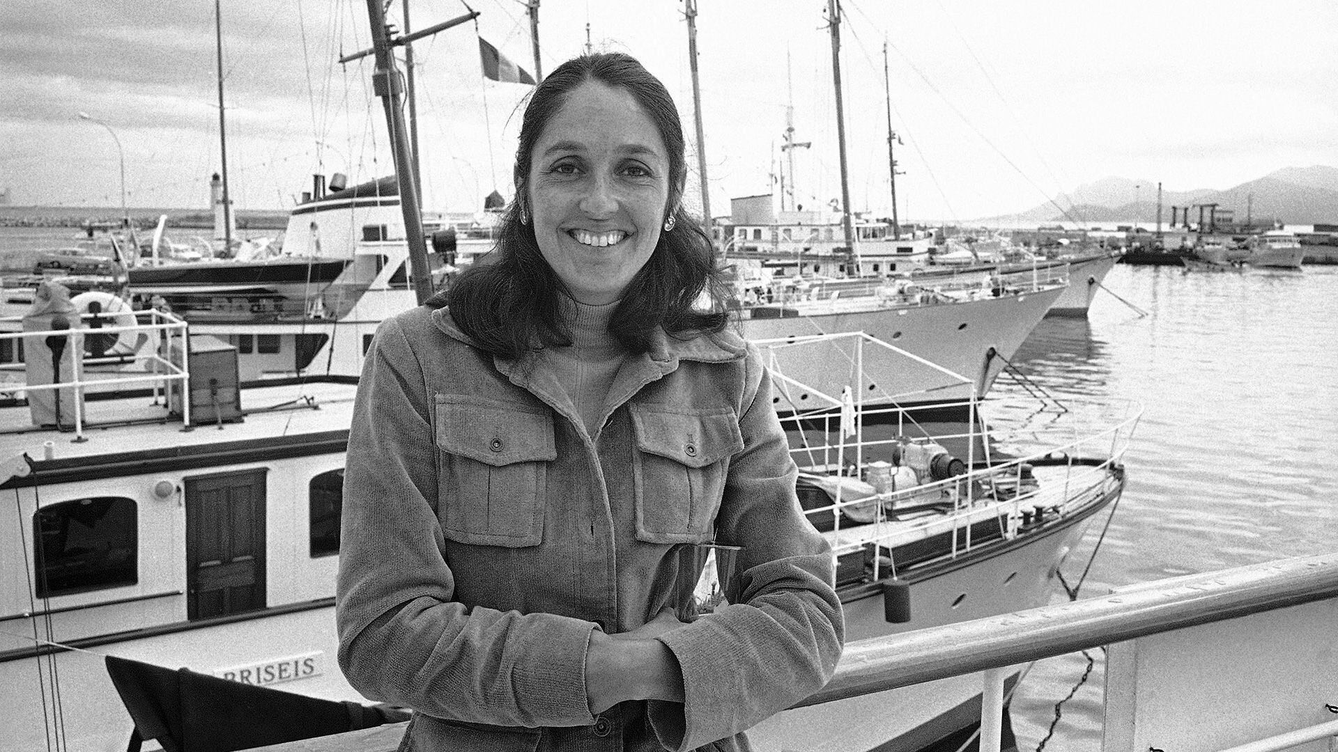 La cantante folk estadounidense Joan Baez, autora de la balada de la película italiana "Sacco e Vanzetti", aparece en una foto junto al puerto de Cannes, Francia, el 27 de mayo de 1971 (Foto de archivo: AP Photo/Michel Lipchitz, Archivo)