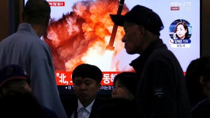 La gente mira una transmisión de televisión que muestra un archivo de un informe de noticias sobre Corea del Norte disparando dos proyectiles, posiblemente misiles, al mar entre la península de Corea y Japón, en Seúl, Corea del Sur, el 31 de octubre de 2019. REUTERS / Heo Ran