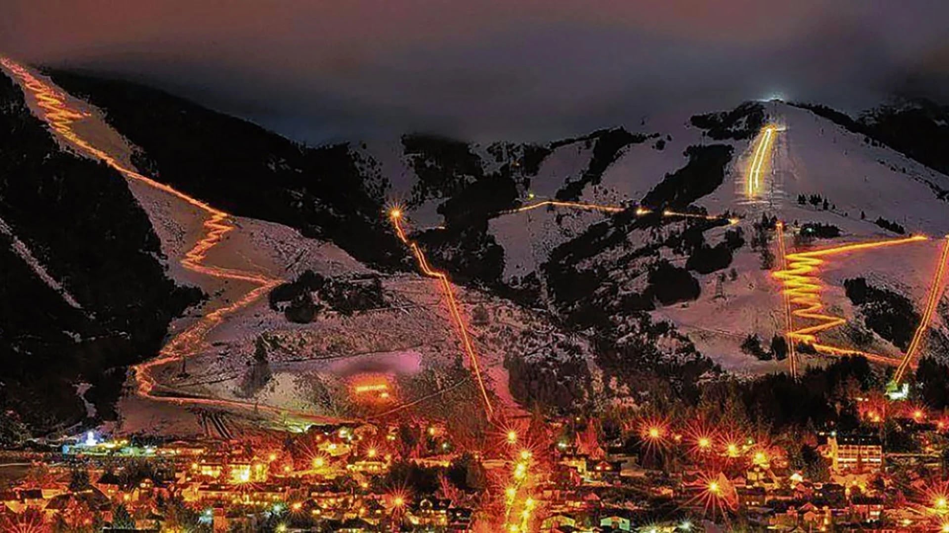 El cerro Catedral de Bariloche se ilumina a modo de gala para la Fiesta Nacional de la Nieve (Ministerio de Turismo)