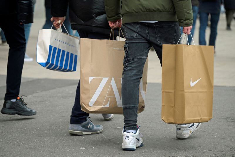 Compradores llevan bolsas mientras caminan por una concurrida calle comercial en Hamburgo, Alemania (REUTERS/Fabian Bimmer)