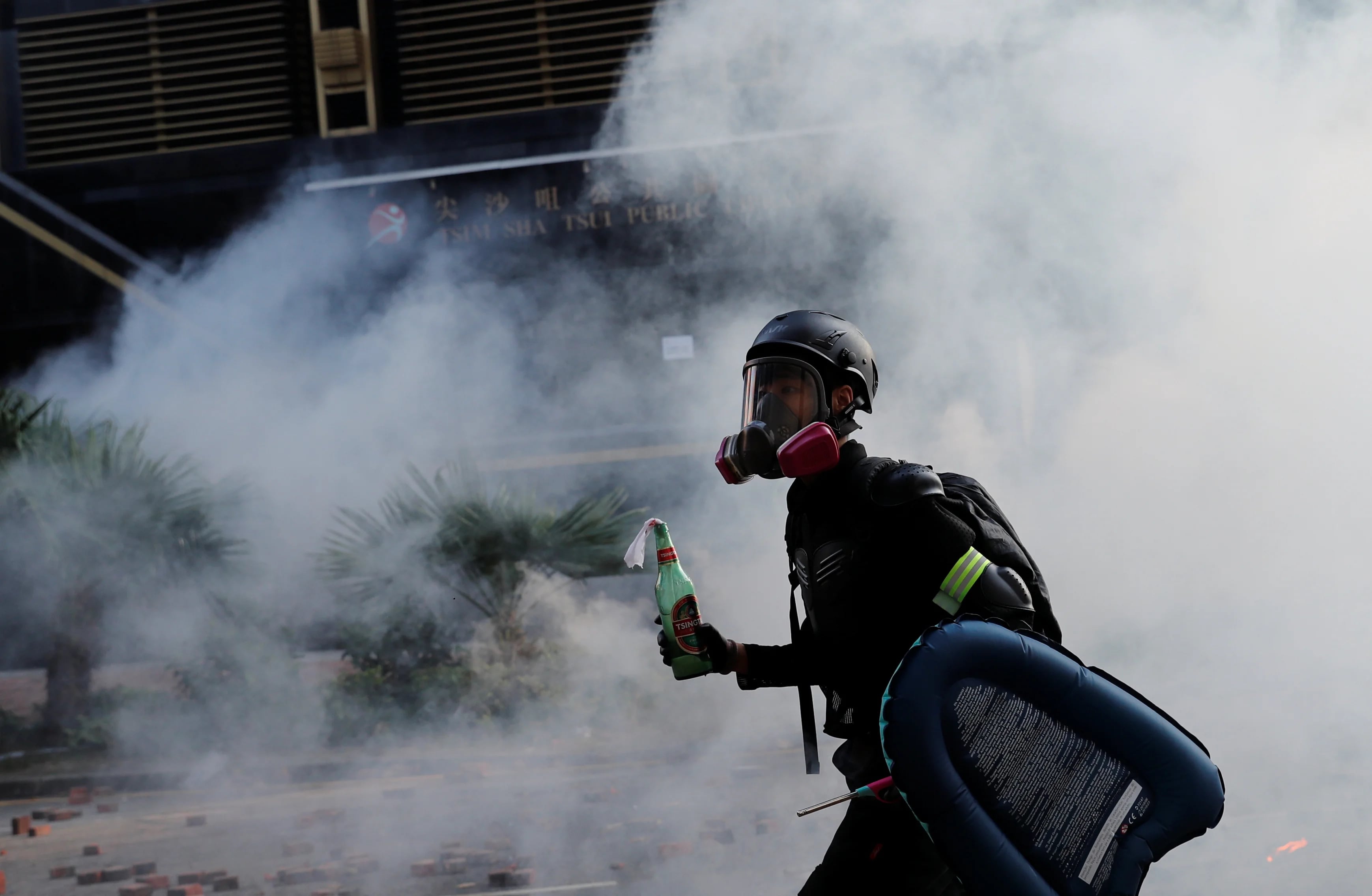 La policía reprimió a los manifestantes con gases lacrimógenos, porras extensibles y martillos, mientras estos se defendían lanzando cascotes, botellas llenas de gasolina (REUTERS)
