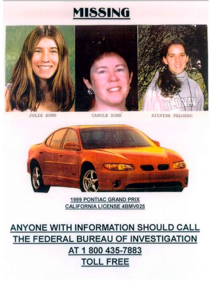 El afiche con el que se pedía información sobre el paradero de las mujeres y el auto sospechoso
