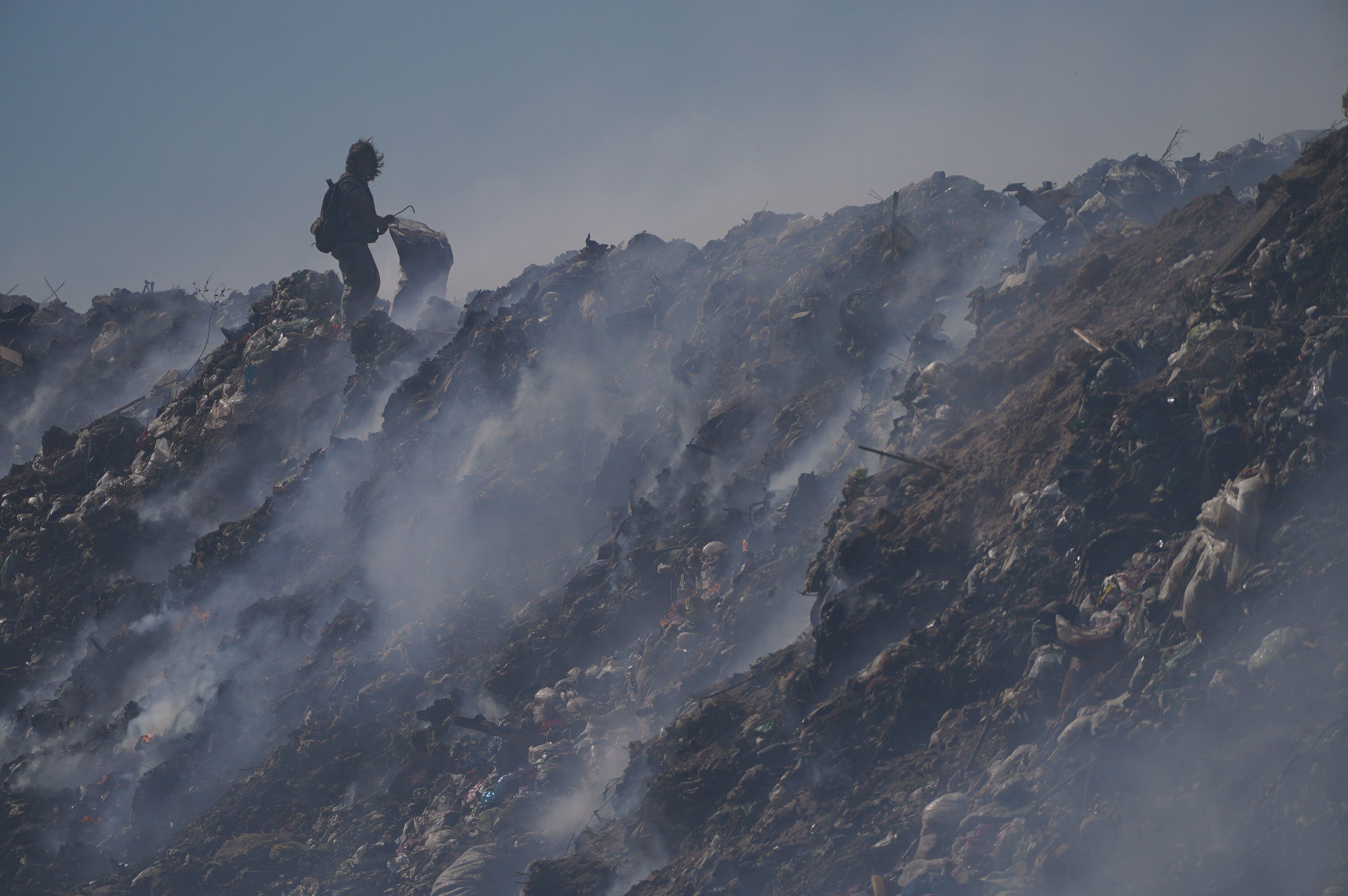 La quema en el basural es constante y produce residuos tóxicos que producen enfermedades pulmonares (Foto: Franco Fafasuli)