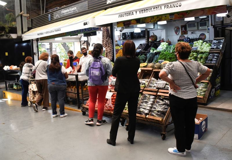 Clientes hacen fila en un mercado de Argentina, donde la inflación alcanzó el 94,8% en 2022, según el ente oficial de estadísticas INDEC. Foto de archivo tomada en Buenos Aires el 11 de abril de 2022. REUTERS/Mariana Nedelcu