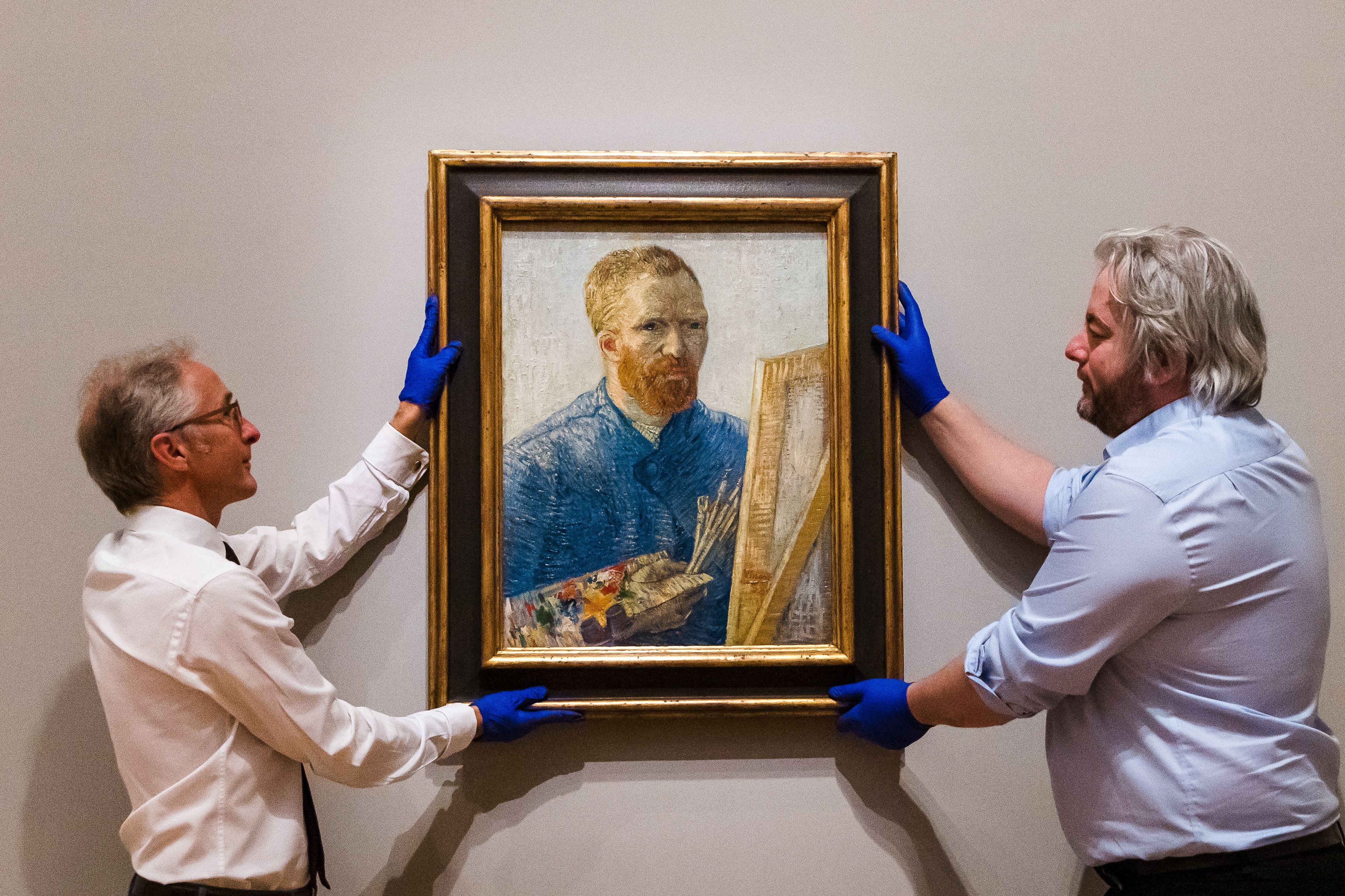 Operarios colocan un autorretrato de van Gogh para la exposición (Foto: EFE/EPA/Vickie Flores) 