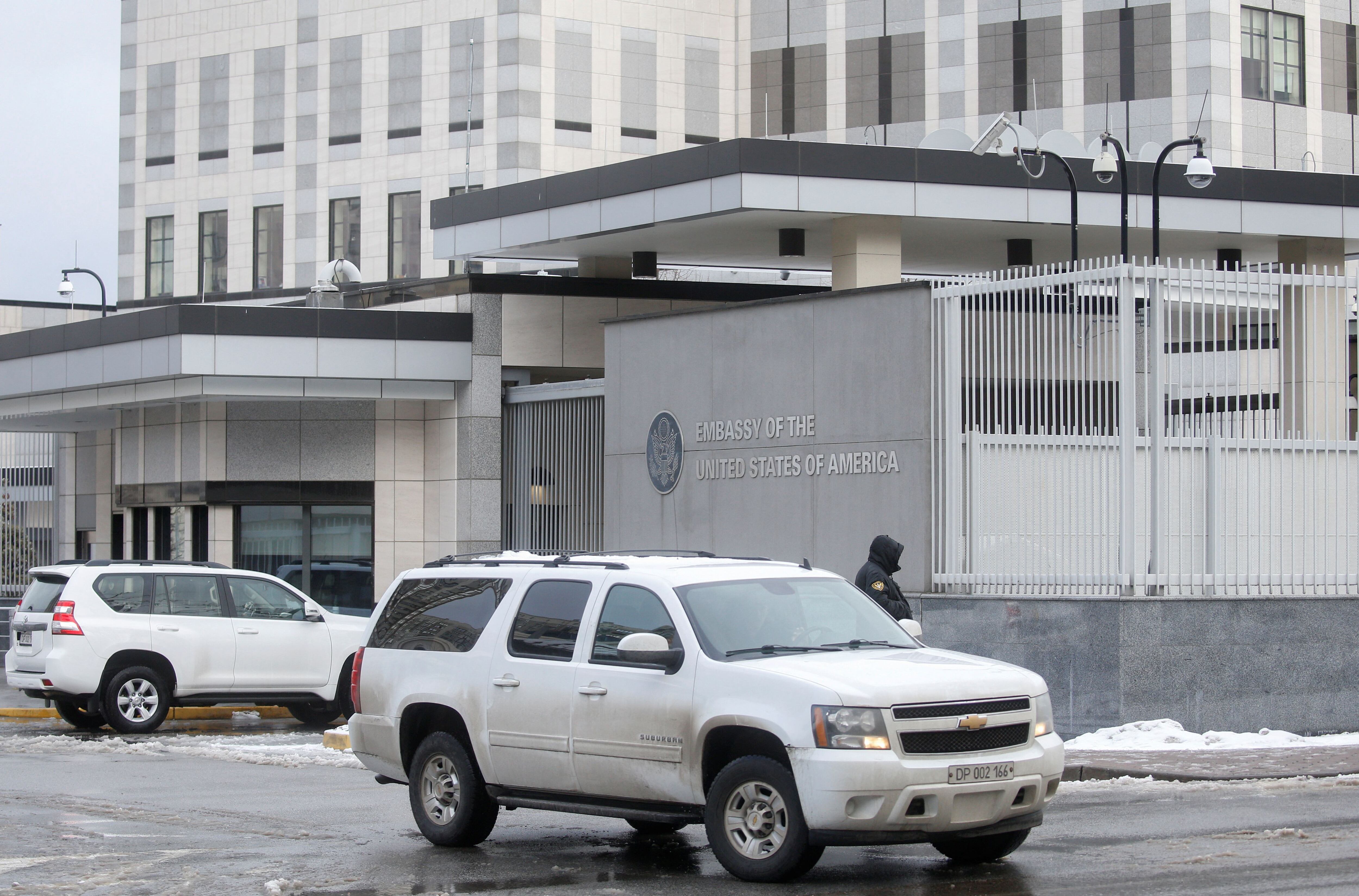 Un coche diplomático sale del territorio de la embajada de Estados Unidos en Kiev, Ucrania, el 12 de febrero de 2022. REUTERS/Valentyn Ogirenko