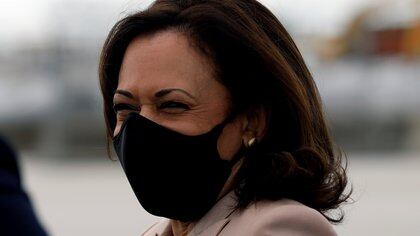 Democratic U.S. vice presidential nominee Senator Kamala Harris wearing a protective mask arrives at Miami International Airport, in Florida, U.S., September 10, 2020. REUTERS/Marco Bello     TPX IMAGES OF THE DAY