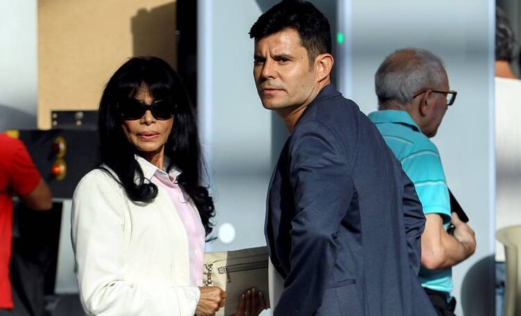 Javier Sánchez Santos junto a su madre, María Edite Santos, en la Corte de Valencia (Foto: Reuters)