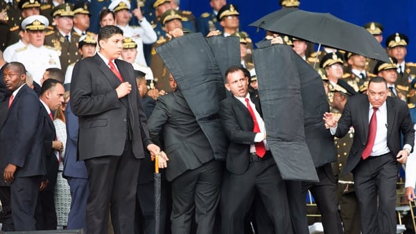 Los escoltas de Maduro loc ubren en medio del confuso episdio con un drone (@XHespanol)