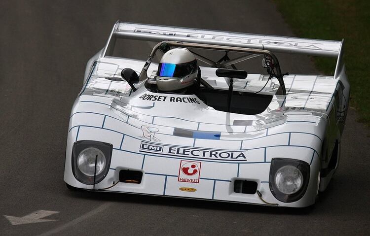 El Lola T297 que usó para correr en Le Mans en 1979 y 1980, con la decoración de 