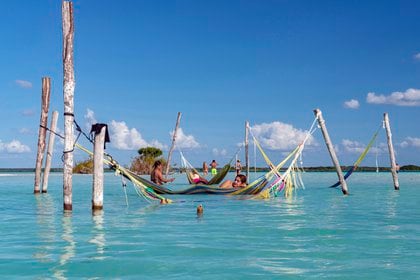 Hamacas para descansar en Azul Nomeolvides, un hotel frente al mar en Laguna Bacalar, México, el 2 de diciembre de 2019. Los viajeros en el área dicen que la ciudad de Bacalar en la península de Yucatán está preparada para ser el próximo gran destino de la región. (Adrian Wilson / The New York Times)