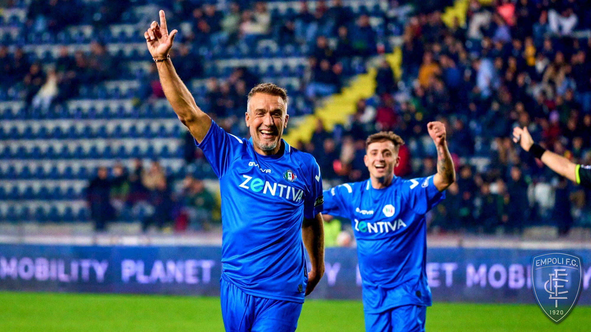 Gabriel Batistuta festeja un golazo en un partido a beneficio disputado en Italia (@EmpoliFC)