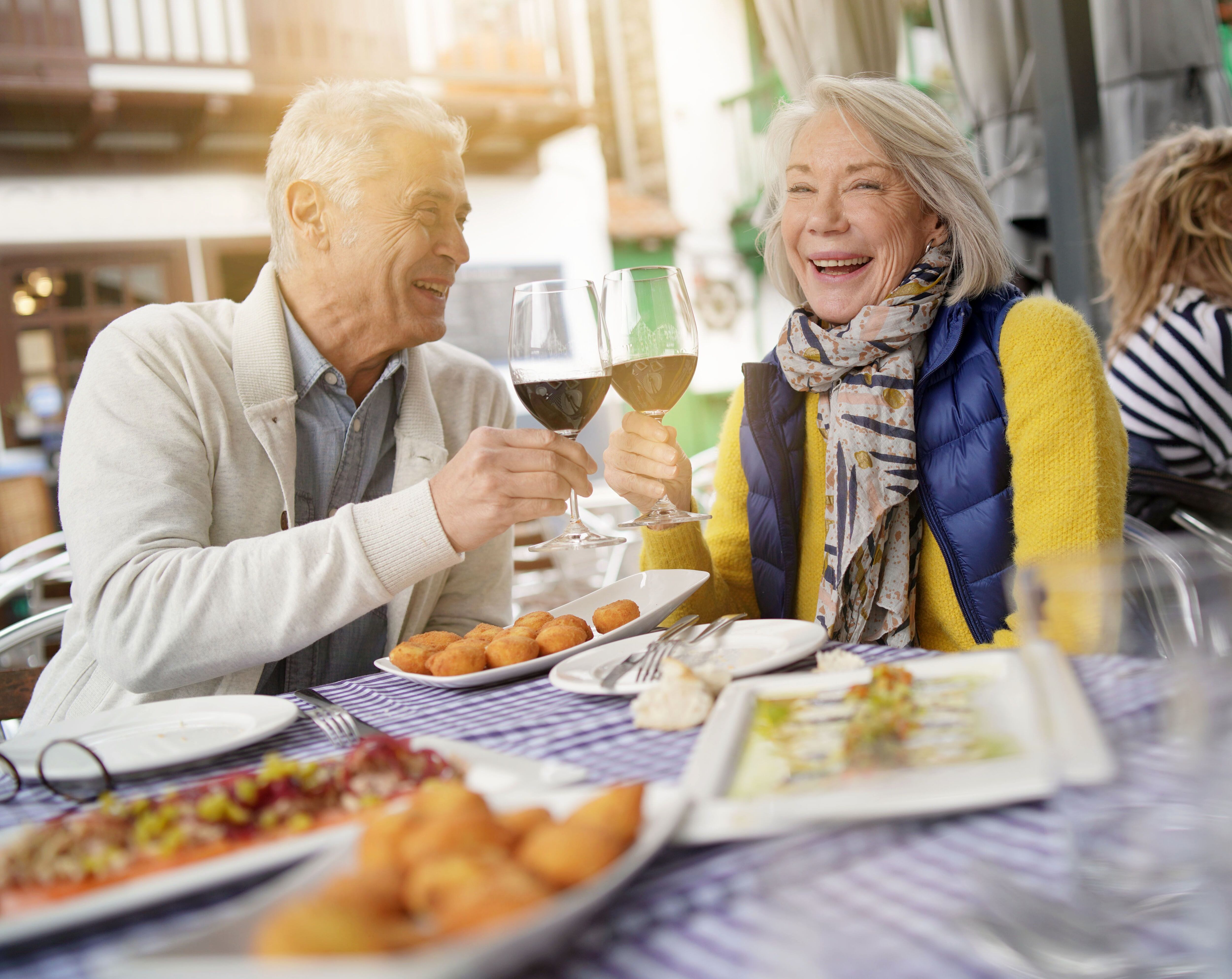 Una pareja de jubilados disfruta de unas tapas en un restaurante.