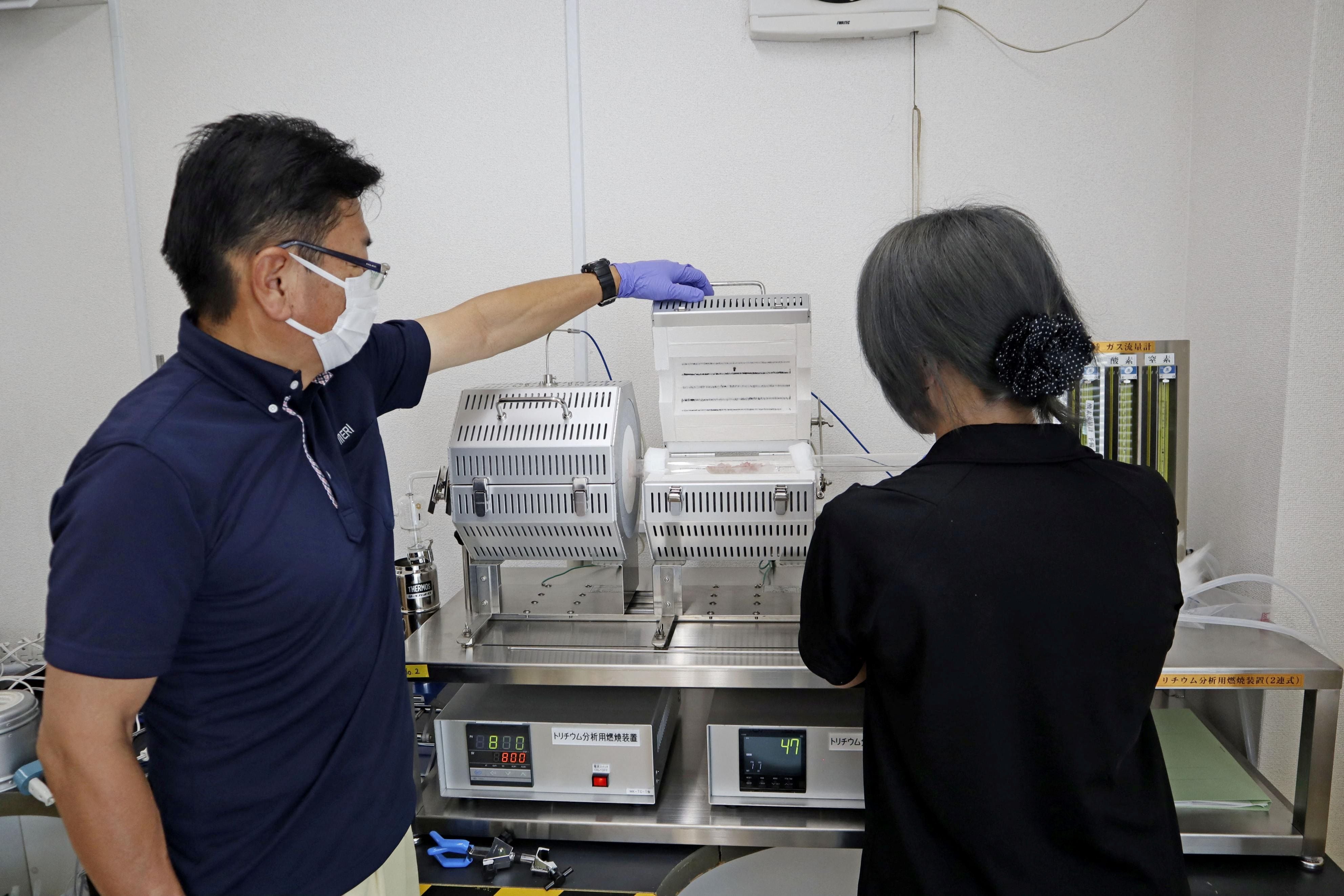 Miembros del personal realizan pruebas del nivel de tritio en un pez capturado frente a la costa de Fukushima, en Tagajo, prefectura de Miyagi, Japón, el 26 de agosto de 2023. Crédito obligatorio Kyodo/vía REUTERS