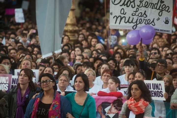 Florencia, Marcela, Ana y Sole junto a familiares de víctimas de femicidios el 3 de junio de 2015