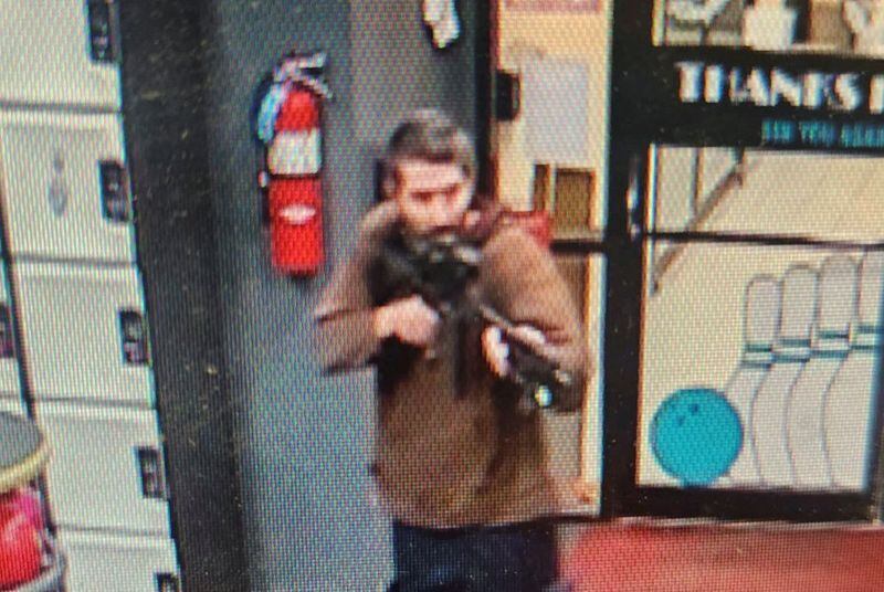 Un hombre identificado como sospechoso por la policía apunta lo que parece ser un rifle semiautomático, en Lewiston, Maine, Estados Unidos. 25 de octubre, 2023. Oficina del Alguacil del Condado de Androscoggin via Facebook/Handout via REUTERS