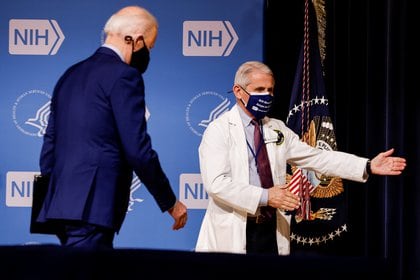 Joe Biden y el principal epidemiólogo de la Casa Blanca, Anthony Fauci. Foto: REUTERS/Carlos Barria
