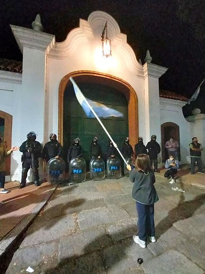 La foto de un niño con la bandera argentina en la puerta de la Quinta de Olivos que se hizo viral en las redes sociales (@PadresOrg)