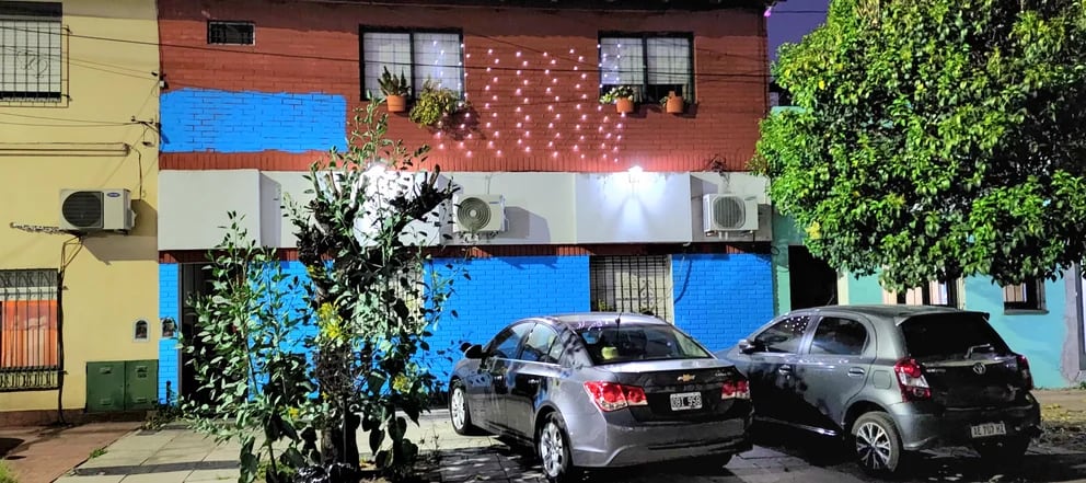 Prometió y cumplió: pintó el frente de su casa como la bandera argentina luego del Mundial 