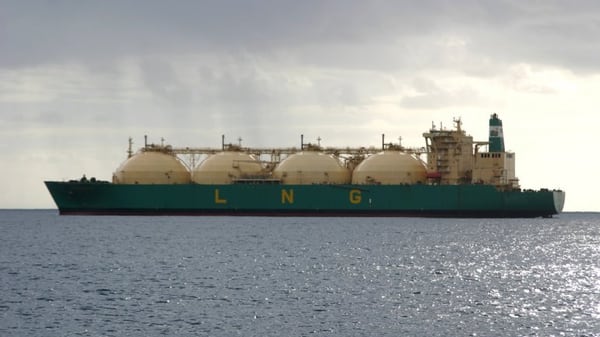 Barco con gas natural licuado (INFOBAE)
