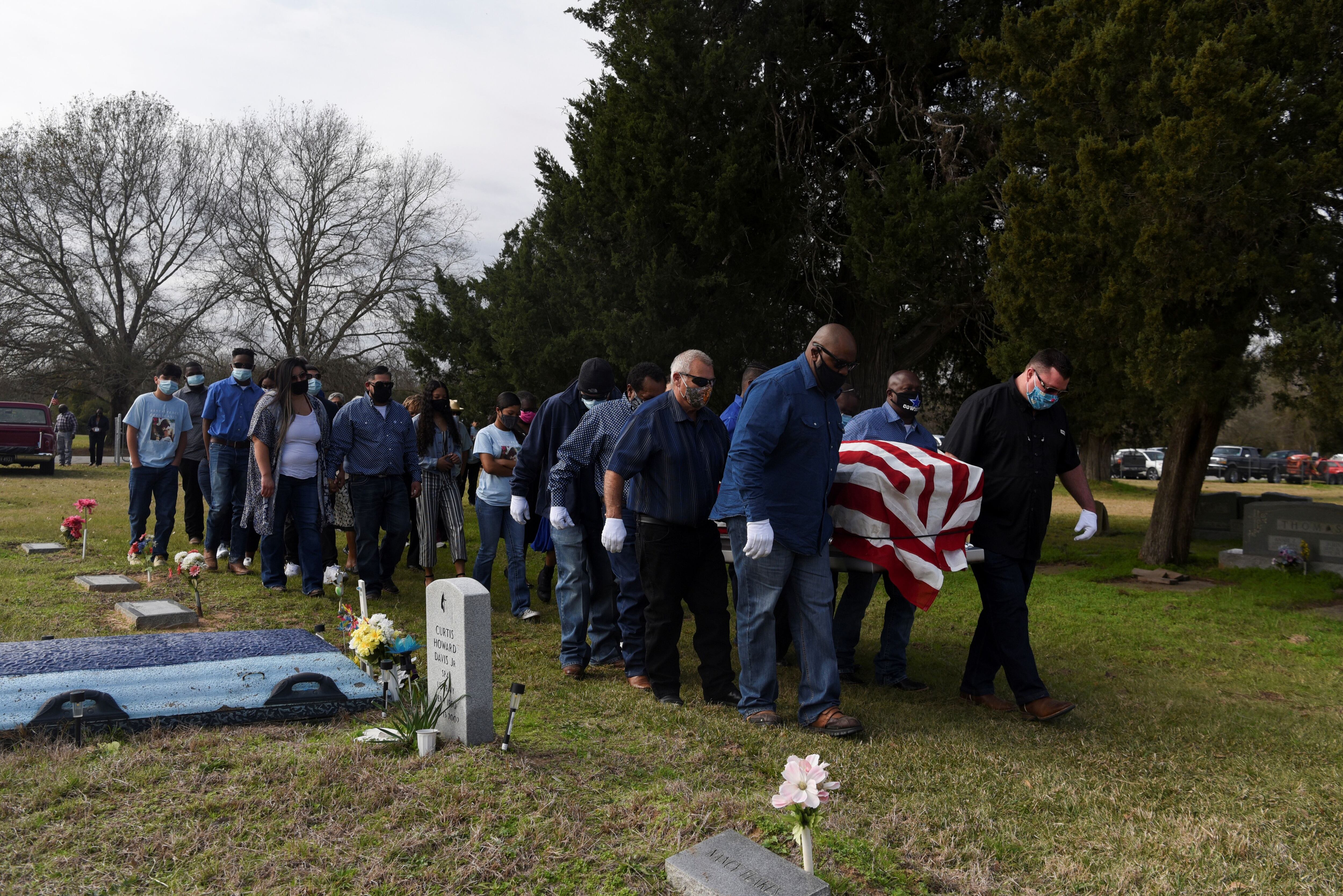 Uno de los tantos funerales por muertos por COVID-19 en EEUU  REUTERS/Callaghan O'Hare 