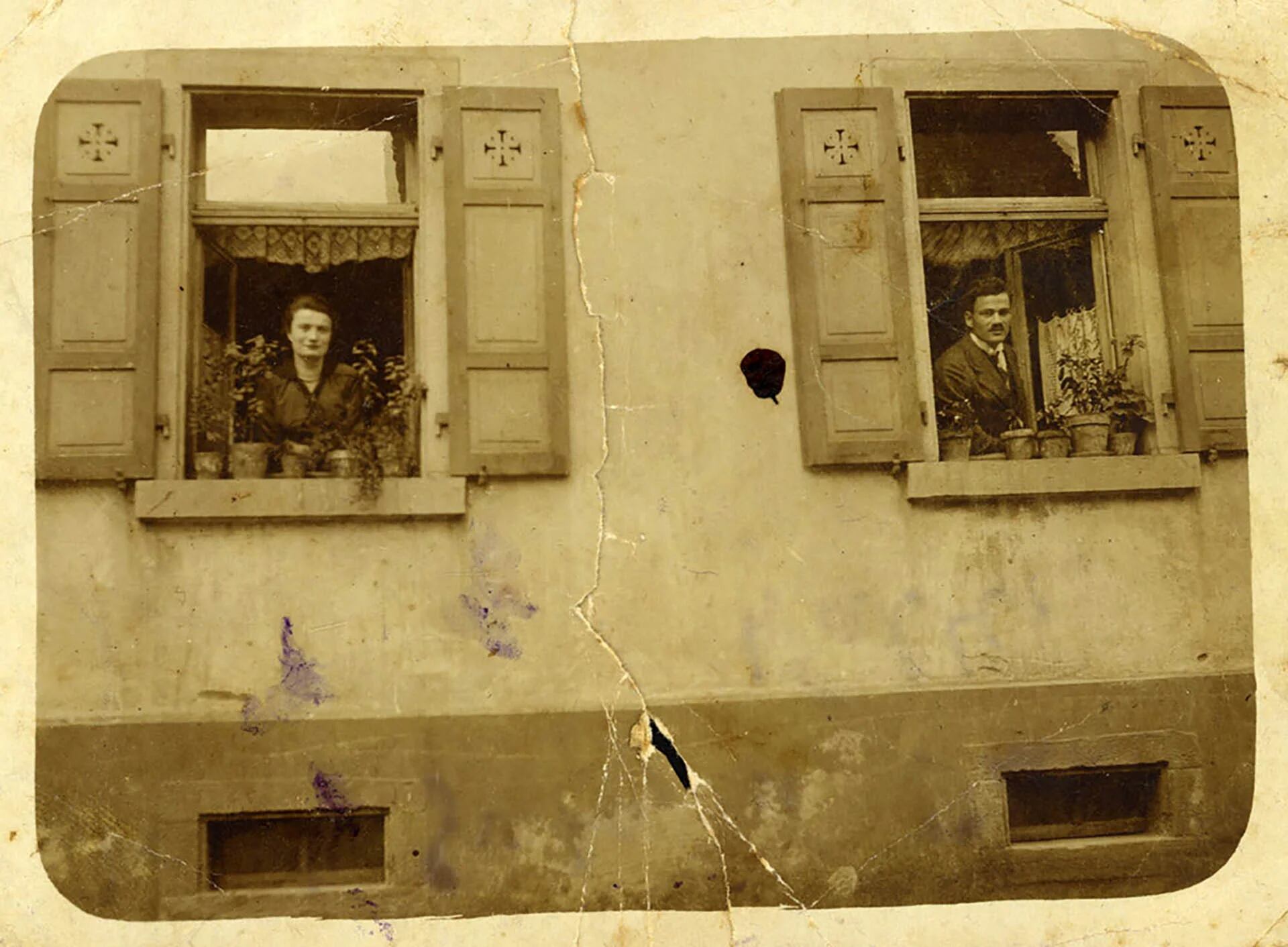 Walter y Herta Mayer en las ventanas de su casa de Ratibor, antes de la guerra. (Yad Vashem)