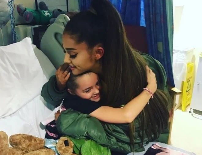 Ariana Grande acompañó a la pequeña Lily Harrison, una de las victimas del atentado de Manchester
